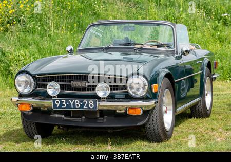Tiel, Niederlande, 04.05.2025, klassischer britischer Roadster Triumph TR6 ab 1976 bei Betuwse Fruitrit Stockfoto