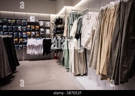 Iwano-Frankiwsk, Ukraine - 29. April 2025: Eine detaillierte Ansicht einer organisierten Bekleidungsabteilung in einem modernen Einzelhandelsgeschäft. Stockfoto