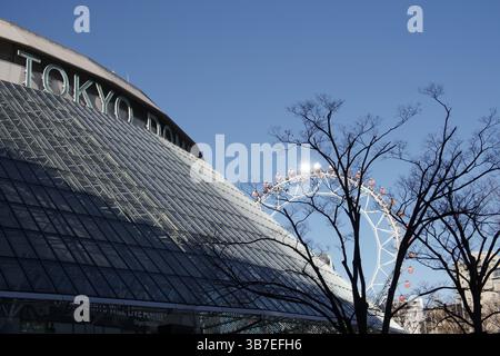 Das Riesenrad blickt hinter dem Tokyo Dome. Stockfoto