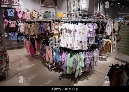 Iwano-Frankiwsk, Ukraine - 29. April 2025: Ansicht einer Kinderkleidung mit verschiedenen Kleidungsstücken in einem Geschäft Stockfoto