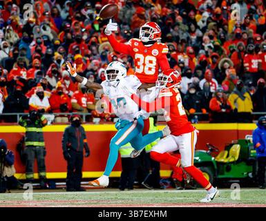17. Januar 2024: Kansas City Chiefs Cornerback L’Jarius Sneed (38) lenkt einen Pass ab, der für den Miami Dolphins Wide Receiver Tyreek Hill (10) vorgesehen ist, als Chiefs Cornerback Trent McDuffie (22) in der zweiten Halbzeit im GEHA Field im Arrowhead Stadium am 13. Januar 2024 in Kansas City, Missouri verteidigt. (Foto: © Al Diaz/Miami Herald via ZUMA Press Wire) Stockfoto