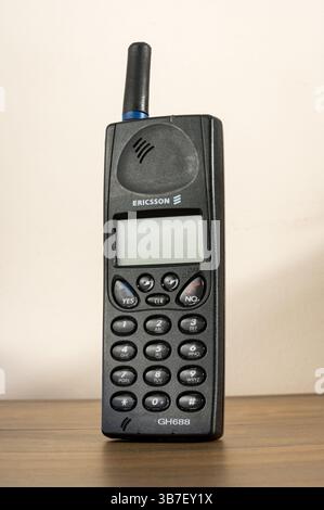 Das alte Ericsson GH688-Mobiltelefon steht auf einem Holztisch und zeigt ein Stück Kommunikationstechnologie aus der Vergangenheit Stockfoto