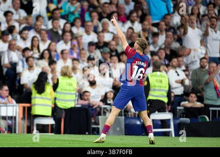 21. April 2024, Madrid, Spanien: Fermin Lopez vom FC Barcelona feiert beim LaLiga EA Sports Spiel zwischen Real Madrid CF und FC Barcelona im Estadio Santiago Bernabeu am 21. April 2024 in Madrid ein Tor. (Kreditbild: © Pablo Garcia/DAX via ZUMA Press Wire) Stockfoto