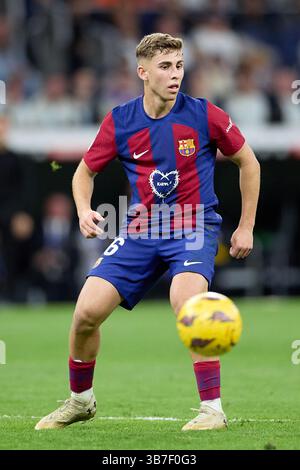 21. April 2024, Madrid, Spanien: Fermin Lopez vom FC Barcelona in Aktion beim LaLiga EA Sports Spiel zwischen Real Madrid CF und FC Barcelona im Estadio Santiago Bernabeu am 21. April 2024 in Madrid. (Kreditbild: © Pablo Garcia/DAX via ZUMA Press Wire) Stockfoto