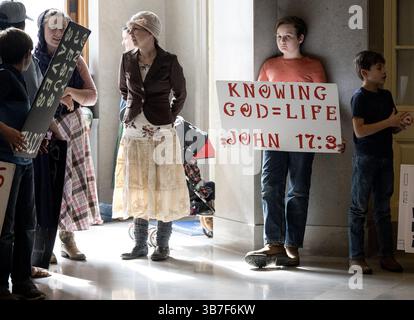 21. Februar 2024, Jefferson City, Missouri, USA: Robbie Renner, 11, hält ein Schild, während sie auf eine Anti-Abtreibung-Kundgebung am Mittwoch, 21. Februar 2024, im State Capitol in Jefferson City, Missouri, wartet. (Bild: © Nick Wagner/The Kansas City Star via ZUMA Press Wire) Stockfoto