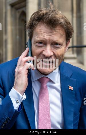 London, Großbritannien. 6. Mai 2025. Richard Tice, Abgeordneter von Boston und Skegness und Deputy Leader of Reform UK, spricht auf einem Smartphone vor dem Unterhaus. Quelle: Stephen Chung / Alamy Live News Stockfoto