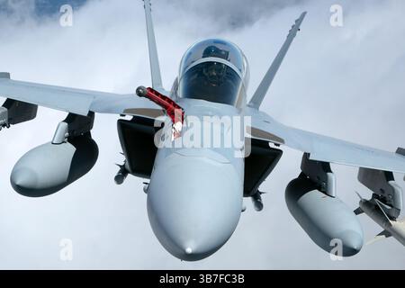 Die Boeing EA-18G Growler der US-Marine, Kennzeichen 516, mit einer Treibstoffsonde ausgerüstet, operiert im finnischen Luftraum. Stockfoto
