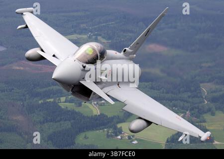Im finnischen Luftraum wird ein Mehrzweck-Kampfflugzeug der italienischen Luftwaffe Eurofighter Typhoon EF2000 eingesetzt. Stockfoto