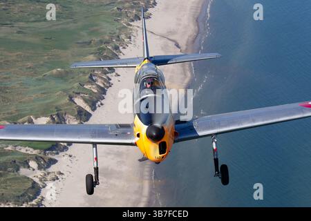 Die Royal Danish Air Force betreibt eine de Havilland Canada DHC-1 Chipmunk 22 (Reg. OY-ATO). Dieses ursprünglich für die Ausbildung konzipierte leichte Flugzeug wird für den grundlegenden Flugunterricht und die Beobachtung aus der Luft eingesetzt. Stockfoto