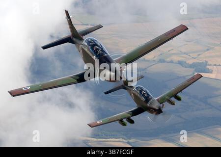 Die Embraer EMB 314 Super Tucano, in Formation mit Aircraft Reg. 65 und 68, ist ein leichtes Angriffsflugzeug, das für Aufstandsbekämpfungs- und Luftunterstützungsmissionen konzipiert ist. Stockfoto