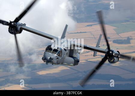 Die Bell Boeing CV-22B Osprey der United States Air Force, registriert 0065, wird von Spezialeinsatzkräften für schnelle Einsetzungs- und Extraktionsmissionen eingesetzt. Dank des Tiltrotor-Designs kann er vertikal starten und landen und bietet flexible Kampfunterstützung. Stockfoto