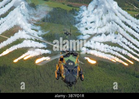 Die NHI NH90 TTH, die NH-205, ist ein Hubschrauber der finnischen Armee, der mit fortgeschrittenen Flares für Gegenmaßnahmen während taktischer Operationen ausgestattet ist. Dieser vielseitige Hubschrauber wird für Truppentransporte, Such- und Rettungsaktionen und andere militärische Operationen in Finnland eingesetzt. Stockfoto