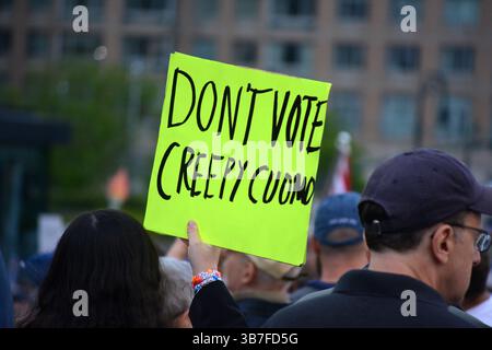 Anti-Andrew Cuomo-Zeichen bei einer Maifeier in Lower Manhattan. Stockfoto