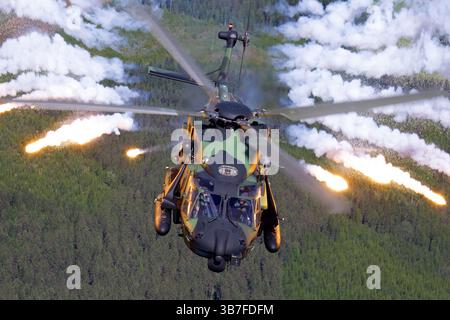 Die NHI NH90 TTH der finnischen Armee, die NH-205, setzt während einer Operation in Finnland Flares frei. Der NH90 ist ein militärischer Mehrzweckhubschrauber für taktische Transportmissionen. Stockfoto