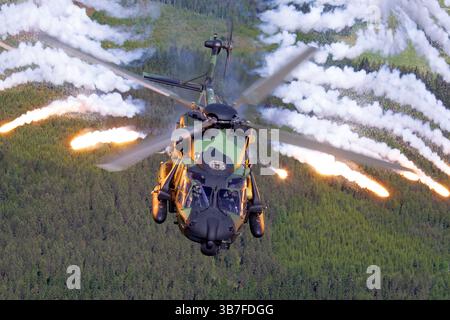Die NHI NH90 TTH der finnischen Armee mit der Registrierung NH-205 nutzt Flares als Gegenmaßnahme in Finnland. Der NH90 ist vielseitig einsetzbar für Transport- und Kampfeinsätze. Stockfoto