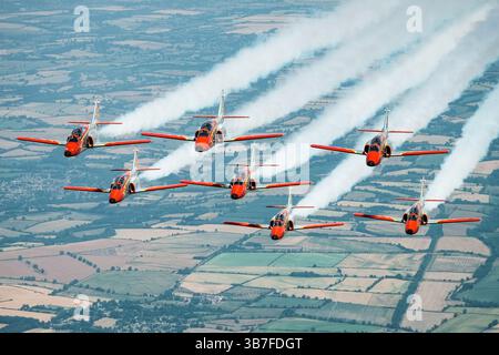 Die Patrulla Aguila (Eagle Patrol) der spanischen Luftwaffe führt mit Casa C-101 Aviojets präzise Formationsflüge durch und erzeugt Rauch- und Dampfspuren im Rahmen ihrer Flugübungen. Stockfoto
