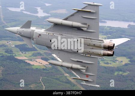 Ein italienischer Luftwaffe Eurofighter Typhoon EF2000 Kampfflugzeug wird während einer Flugübung in Finnland gefangen genommen. Stockfoto