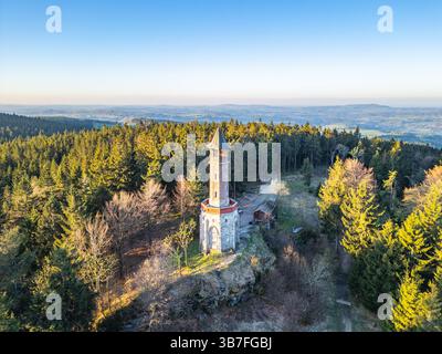 Der Stepanka Aussichtsturm steht hoch im lebhaften Frühlingsgrün des Isergebirges in Korenov, Tschechien, und fängt die Ruhe der frühen Morgenatmosphäre ein. Stockfoto