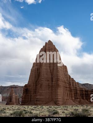Tempel der Sonne und des Mondes (Entrada Sandstein), Cathedral Valley, Capitol Reef National Park, Utah. Stockfoto