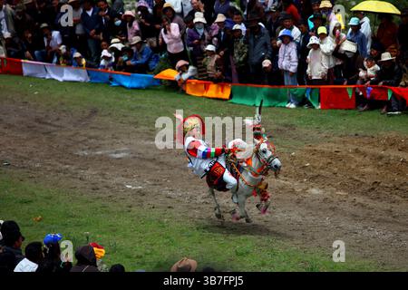 (250506) -- LHASA, 6. Mai 2025 (Xinhua) -- dieses undatierte Foto von Lhapa Dondrup zeigt einen Fahrer, der seine Fähigkeiten auf einer Rennbahn in Lhasa, der Autonomen Region Xizang im Südwesten Chinas, demonstriert. Lhapa Dondrup, ein 24-jähriger Mann, der in Lhasa geboren wurde, leidet seit seiner Kindheit an Osteogenesis imperfecta (OI), allgemein bekannt als brüchige Knochenerkrankung. Als Erwachsener steht er unter einem Meter groß und verlässt sich auf Krücken und elektrischen Rollstuhl für Mobilität. Trotz dieser Herausforderungen träumt Lhapa davon, Fotograf zu werden. 2021 trat er einem von indiv gegründeten Kulturmedienunternehmen bei Stockfoto