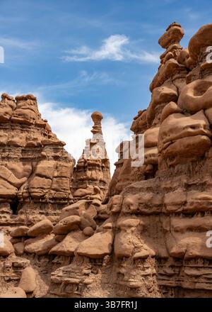 Hoodoos und Türme im Goblin Valley State Park, San Rafael Swell, in der Nähe von Hanksville, Utah. Stockfoto