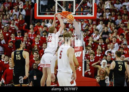 4. Februar 2024: Wisconsin Badgers stürzt Steven Crowl (22) während des NCAA-Basketballspiels zwischen den Purdue Boilermakers und den Wisconsin Badgers im Kohl Center in Madison, WI. Darren Lee/CSM (Kreditbild: Stockfoto