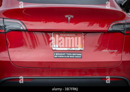 „Ich habe das gekauft, bevor wir wussten, dass Elon verrückt ist“-Stoßfänger-Aufkleber auf einem Tesla in der Nähe von Estes Park, Colorado. Stockfoto
