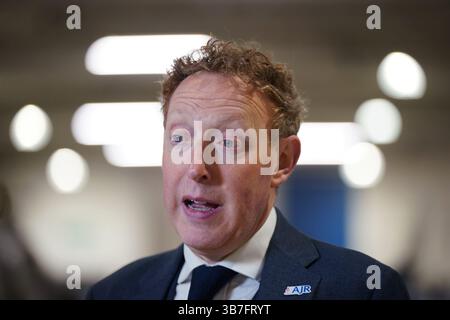 Michael Newman OBE, Chief Executive of Association of Jewish Refugees (AJR), sprach mit PA Media, während Holocaust-Überlebende, Flüchtlinge und Nachkommen an einer besonderen Feier mit der Association of Jewish Refugees (AJR) im RAF Museum im Nordwesten Londons teilnehmen, um den 80. Jahrestag des VE Day zu feiern. Bilddatum: Dienstag, 6. Mai 2025. Stockfoto