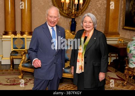 König Karl III. Hält eine Audienz mit der Generalgouverneur von Kanada Mary Simon im Buckingham Palace, London. Bilddatum: Dienstag, 6. Mai 2025. Stockfoto