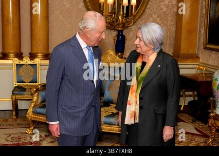 König Karl III. Hält eine Audienz mit der Generalgouverneur von Kanada Mary Simon im Buckingham Palace, London. Bilddatum: Dienstag, 6. Mai 2025. Stockfoto