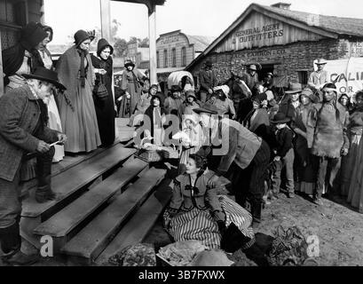 6. März 2024, USA: Barbara Stanwyck (Mitte), am Set des Films „California“, Paramount Pictures, 1947 (Credit Image: © JT Vintage Via ZUMA Press Wire) Stockfoto