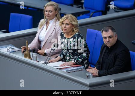 Berlin, Deutschland. Mai 2025. Die Wahl der Bundeskanzlerin im Plenarsaal des Reichstagsgebäudes in Berlin Julia Klöckner (M, Präsidentin des Bundestages) setzt die Sitzung fort. Revierfoto/dpa/Alamy Live News Stockfoto