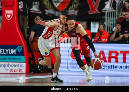 Varese, Italien. Mai 2025. (R-L) Colbey Ross #4 von Pallacanestro Trieste tritt um den Ball gegen Matteo Librizzi #13 von Pallacanestro Varese OpenJobMetis während des LBA Lega Basket An, Einem Spiel der regulären Saison 2024/25 zwischen Pallacanestro Varese OpenJobMetis und Pallacanestro Trieste in der Itelyum Arena. Endpunktzahl Pallacanestro Varese OpenJobMetis 85 | 80 Pallacanestro Trieste Credit: dpa/Alamy Live News Stockfoto