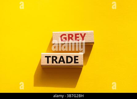 Graues Handelssymbol. Holzblöcke mit den Worten grauer Handel. Schöner gelber Hintergrund. Business- und Grauhandelskonzept. Kopierbereich. Stockfoto