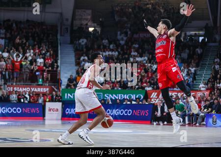 Varese, Italien. Mai 2025. (L-R) Jaylen Hands #50 von Pallacanestro Varese OpenJobMetis tritt um den Ball gegen Colbey Ross #4 von Pallacanestro Trieste an, während LBA Lega Basket 2024/25 Ein reguläres Saisonspiel zwischen Pallacanestro Varese OpenJobMetis und Pallacanestro Trieste in der Itelyum Arena. Endpunktzahl Pallacanestro Varese OpenJobMetis 85 | 80 Pallacanestro Trieste Credit: dpa/Alamy Live News Stockfoto