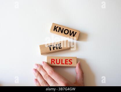 Kennen Sie das Regelsymbol. Holzblöcke mit Worten kennen die Regeln. Schöner weißer Hintergrund. Geschäftsmann Hand. Und kennen Sie das Regelkonzept. Cop Stockfoto