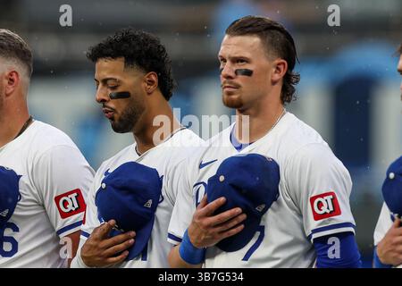 3. Juli 2024: Kansas City Royals Outfield MJ Melendez (1) und Kansas City Royals Shortstop Bobby Witt Jr. (7) während der Nationalhymne vor dem Spiel gegen die Tampa Bay Rays im Kauffman Stadium in Kansas City, MO. David Smith/CSM (Bild: © David Smith/CSM via ZUMA Press Wire) Stockfoto