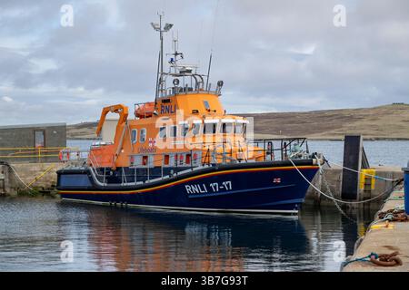 Royal National Lifeeboats Institute Reserve Severn Class Boat Fraser Flyer liegt im Lerwick Harbour in Shetland im hohen Norden Schottlands Stockfoto