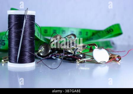 Schneidermaße mit Nadel, Gewinde und Maßband Stockfoto