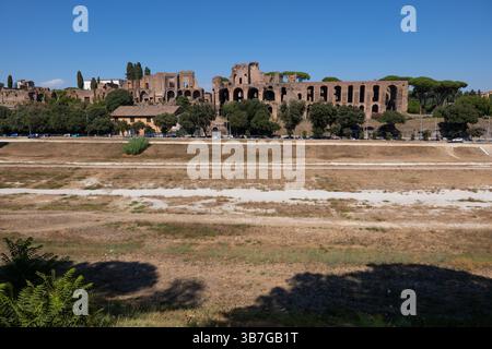 Altes Stadion Circus Maximus (Circo Massimo) in Rom in Italien. Auf dem Palatin-Hügel Ruinen des Tempels des Apollo Palatinus. Stockfoto