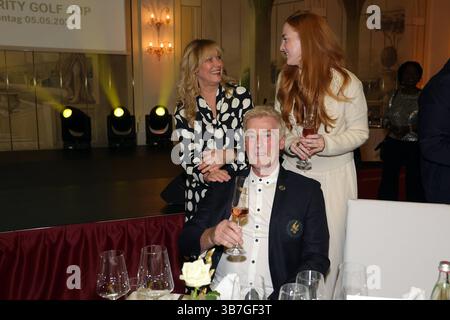 Europa-Park Eagles Charity Golfcup 2025 Uli, Cornelia und Jennifer Stein anlässlich des Gala-Abends im Hotel Colosseo. Europa-Park Eagles Charity Golfcup 2025 Uhr 05.05.2025. Hotel Colosseo, Rust, Baden-Württemberg, Deutschland. *** Europa Park Eagles Charity Golfcup 2025 Uli, Cornelia und Jennifer Stein anlässlich des Galaabends im Hotel Colosseo Europa Park Eagles Charity Golfcup 2025 am 05 05 2025 Hotel Colosseo, Rust, Baden Württemberg, Deutschland Stockfoto