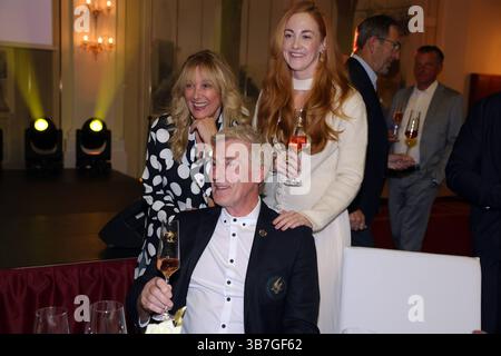 Europa-Park Eagles Charity Golfcup 2025 Uli, Cornelia und Jennifer Stein anlässlich des Gala-Abends im Hotel Colosseo. Europa-Park Eagles Charity Golfcup 2025 Uhr 05.05.2025. Hotel Colosseo, Rust, Baden-Württemberg, Deutschland. *** Europa Park Eagles Charity Golfcup 2025 Uli, Cornelia und Jennifer Stein anlässlich des Galaabends im Hotel Colosseo Europa Park Eagles Charity Golfcup 2025 am 05 05 2025 Hotel Colosseo, Rust, Baden Württemberg, Deutschland Stockfoto