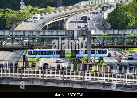 Die Wuppertaler Schwebebahn, Zug der neuesten Generation 15, überquert die Autobahn A46, Sonnborner Kreuz, Nordrhein-Westfalen, Deutschland, Euro Stockfoto