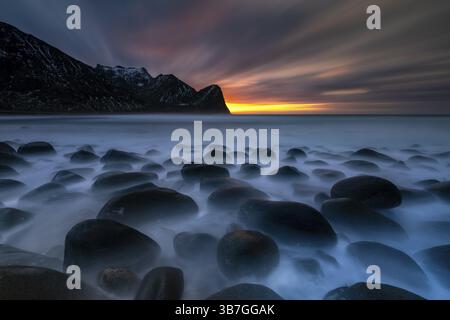 Rocky Coast mit Surf, Unstad Beach, Lofoten, Norwegen, Europa Stockfoto