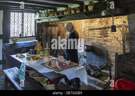 Innenansicht, Küche, Kamin, Tisch, Essen, museumsführer, Anne Hathaway's Cottage, Shottery, Stratford-upon-Avon, Warwickshire, England, Great Bri Stockfoto