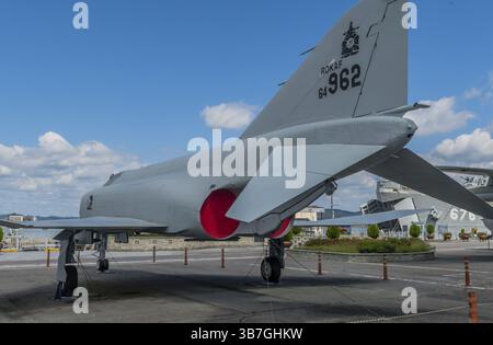 Seosan, Südkorea. 13. September 2020: Achterblick des F-4 Phantom Jagdjets im Park am Meer unter blauem Himmel Stockfoto