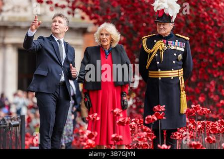 Tower of London, London, Großbritannien. Mai 2025. Anlässlich des 80. Jahrestags des Endes des Zweiten Weltkriegs installiert Ihre Majestät Königin Camilla den letzten Mohn im Tower of London, der fast 30.000 Keramikmohn aus der Gedenkkunstinstallation Blood Swept Lands and Seas of Red aus dem Jahr 2014 zeigt. Quelle: Amanda Rose/Alamy Live News Stockfoto