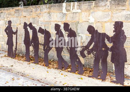 Eine Metallskulptur, die gefesselte Gefangene zeigt, die zum Fremantle-Gefängnis, Fremantle (Walyalup), Western Australia, WA, Australien gehen Stockfoto