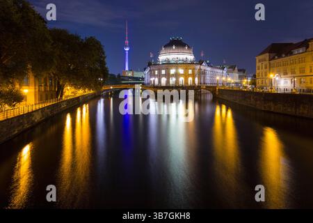 Blick auf das Bode-Museum nördliche Ende der Museumsinsel und den Fernsehturm Berlin. Berlin, Deutschland, Europa, Westeuropa. Stockfoto