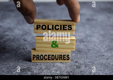 Symbol für das Konzept der Richtlinien und Verfahren. Holzblock mit Worten Richtlinien und Verfahren Stockfoto